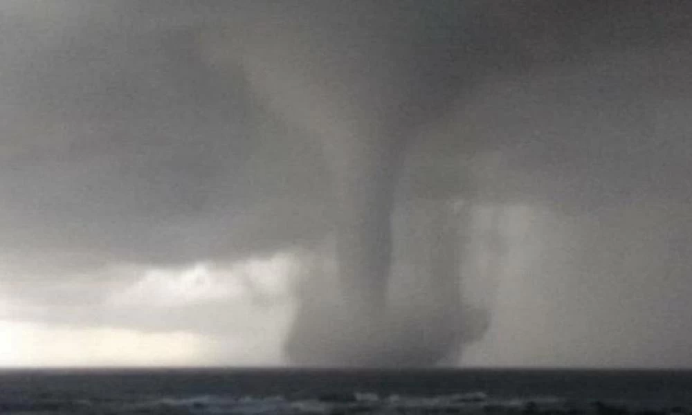 Απίθανο βίντεο: Εσύ τί θα έκανες αν έβλεπες τη θάλασσα να σηκώνεται...όρθια;